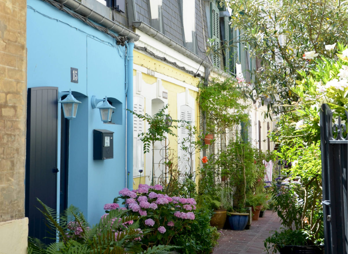 Die Authentizität der kleinen Rue Trouville färbt Pflanzen und Blumen