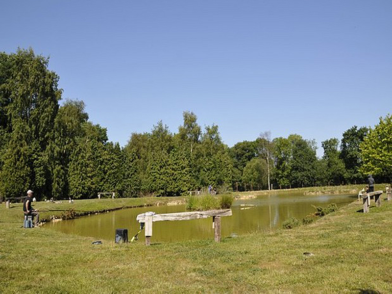 Camping-de-la-Bruyere—Villerville—fishing-pond-800X600