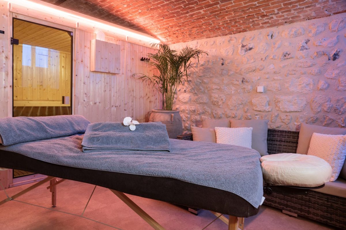 apart-hotel-townhouse-trouville-spa-wellness-area-massages-saunabio-shower-light therapy-brick-house-02-22-BAB8472