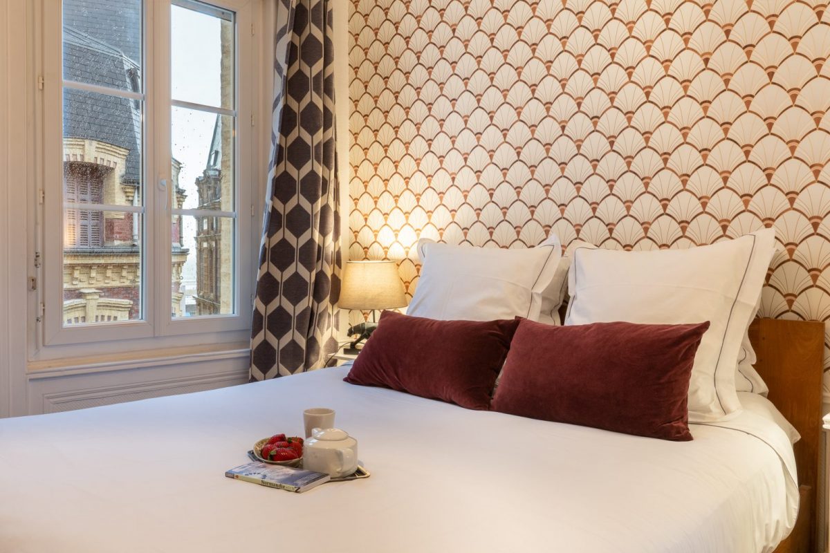 appart-hotel-townhouse-trouville-suite-5-chambre-grand-lit-tapisseire-art-deco-panthere-02-22