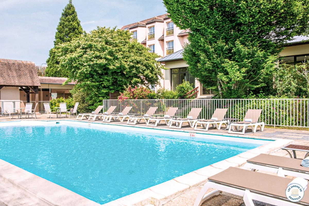 exterieur-piscine-2-hotel-les-jardins-de-deauville